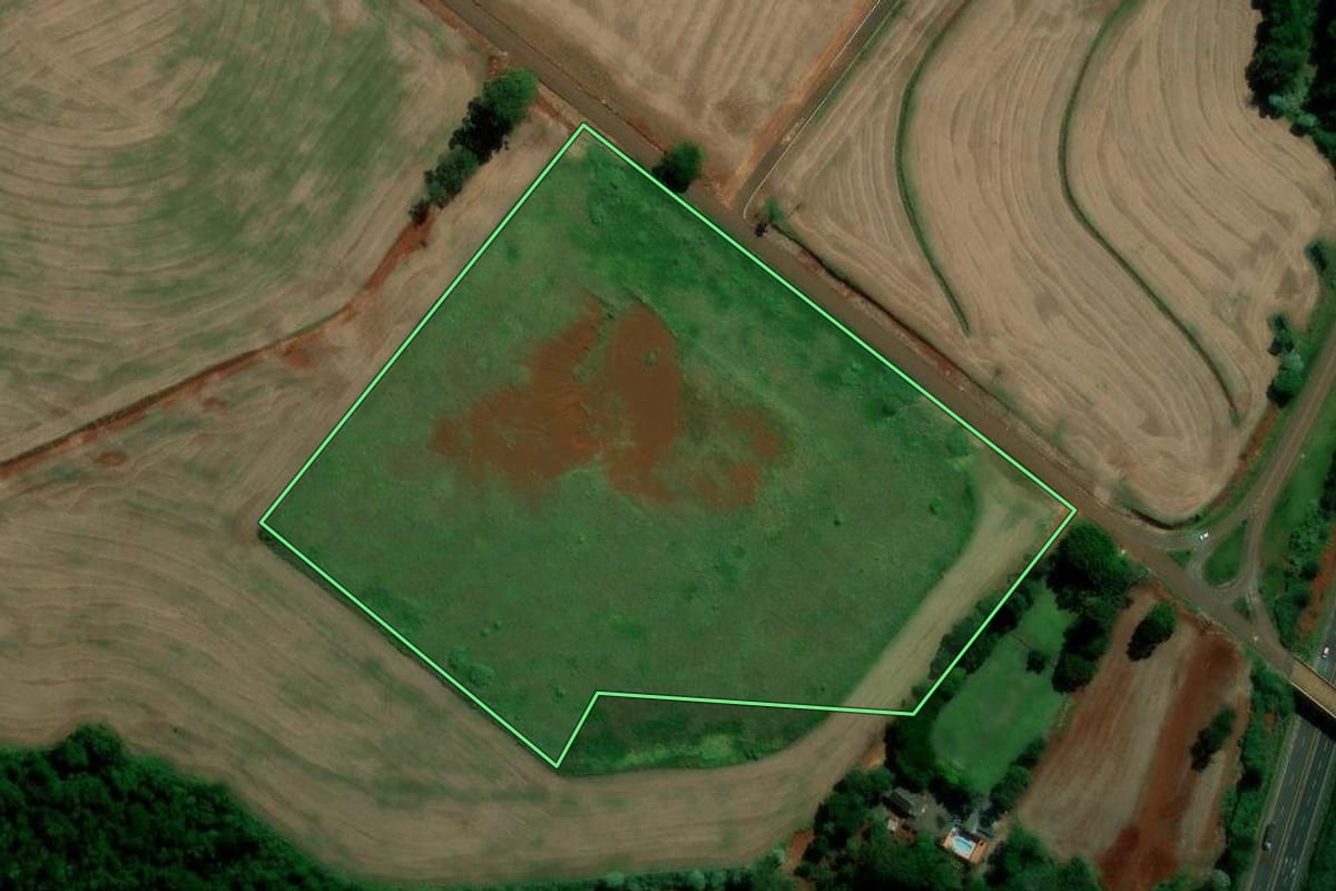 Imagem de satélite do imóvel rural em Rolândia (PR), com o contorno declarado no CAR desenhado por cima.
