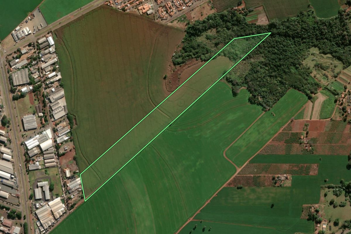 Imagem de satélite do imóvel rural em Rolândia (PR), com o contorno declarado no CAR desenhado por cima.