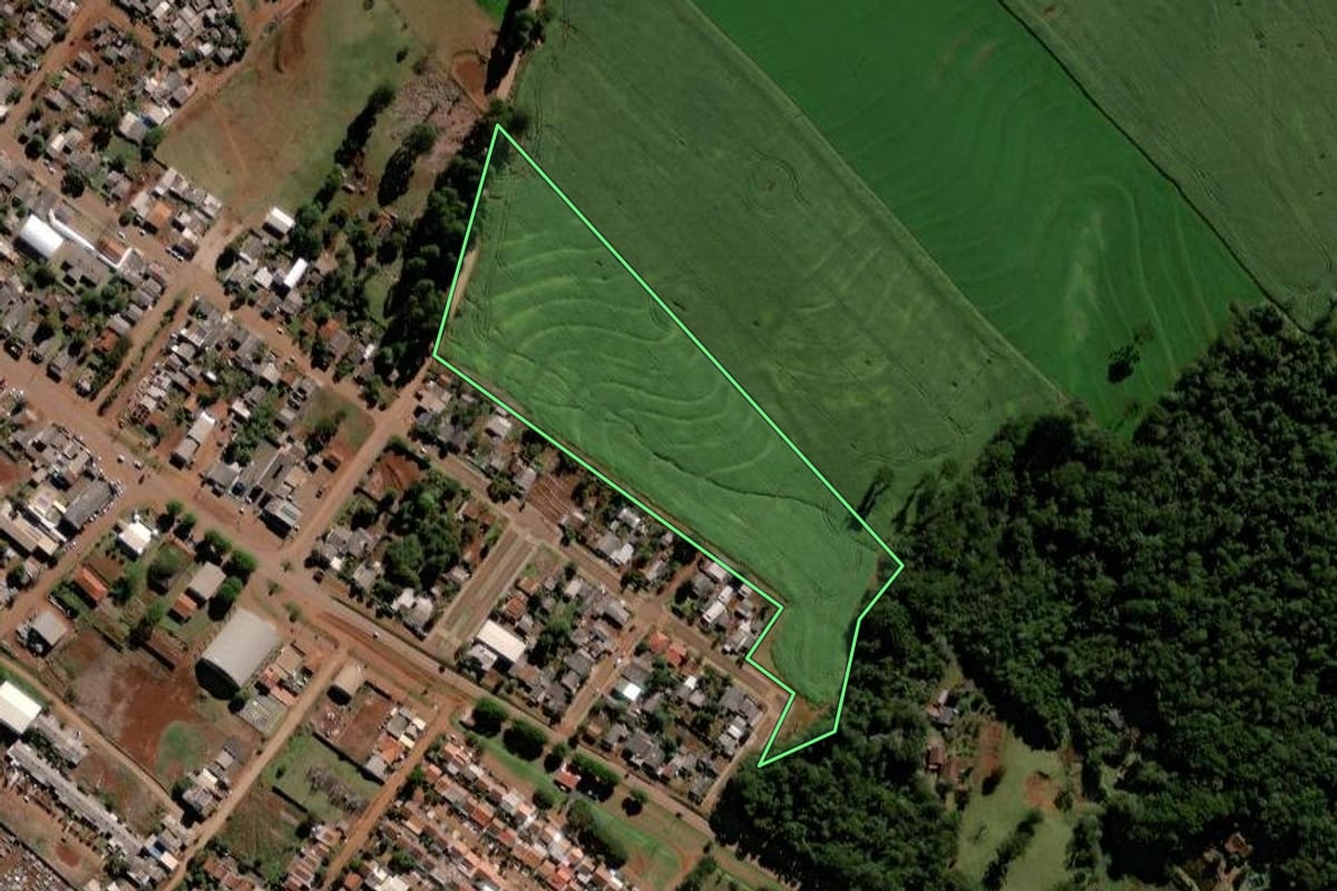 Imagem de satélite do imóvel rural em Roncador (PR), com o contorno declarado no CAR desenhado por cima.
