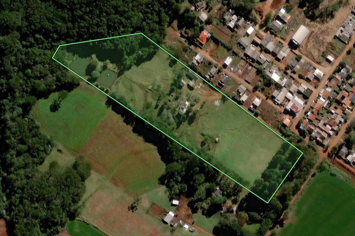 Imagem de satélite do imóvel rural em Roncador (PR), com o contorno declarado no CAR desenhado por cima.