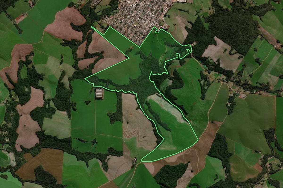 Imagem de satélite do imóvel rural em Roncador (PR), com o contorno declarado no CAR desenhado por cima.