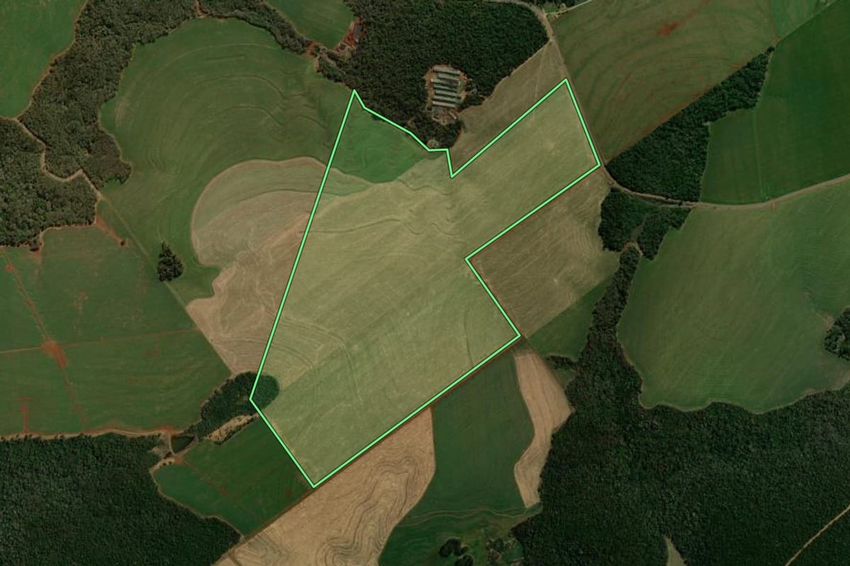 Imagem de satélite do imóvel rural em Roncador (PR), com o contorno declarado no CAR desenhado por cima.