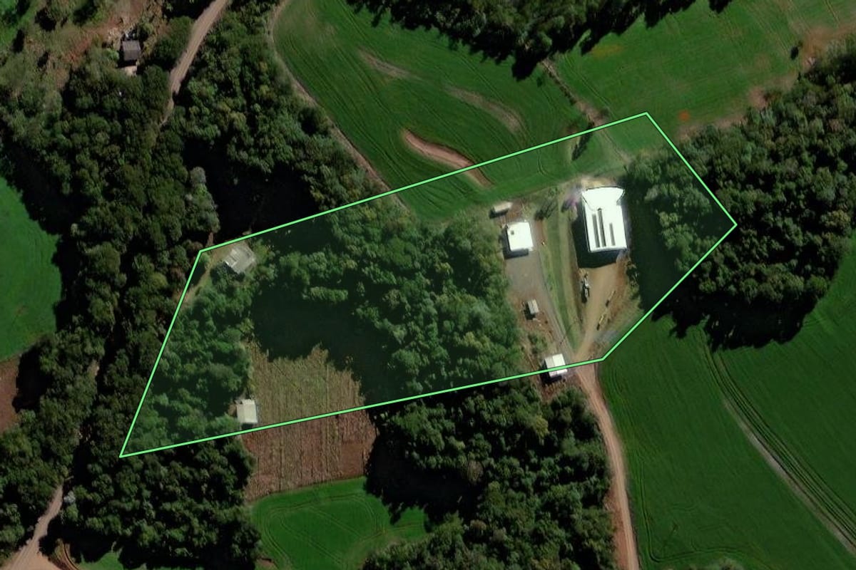 Imagem de satélite do imóvel rural em Roncador (PR), com o contorno declarado no CAR desenhado por cima.