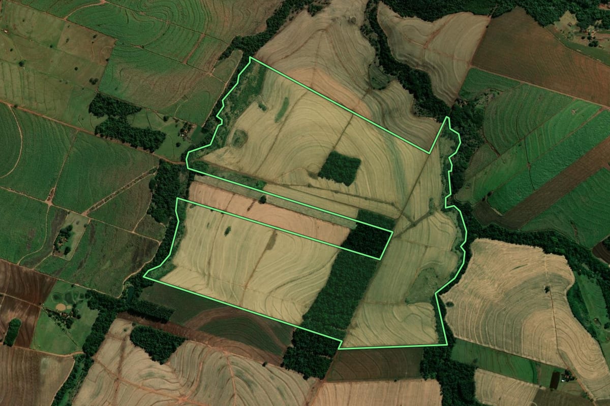 Imagem de satélite do imóvel rural em Rondon (PR), com o contorno declarado no CAR desenhado por cima.