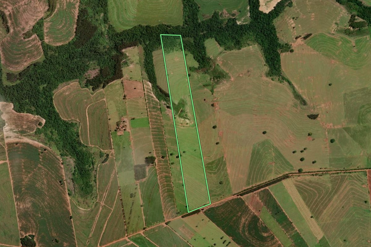Imagem de satélite do imóvel rural em Rondon (PR), com o contorno declarado no CAR desenhado por cima.