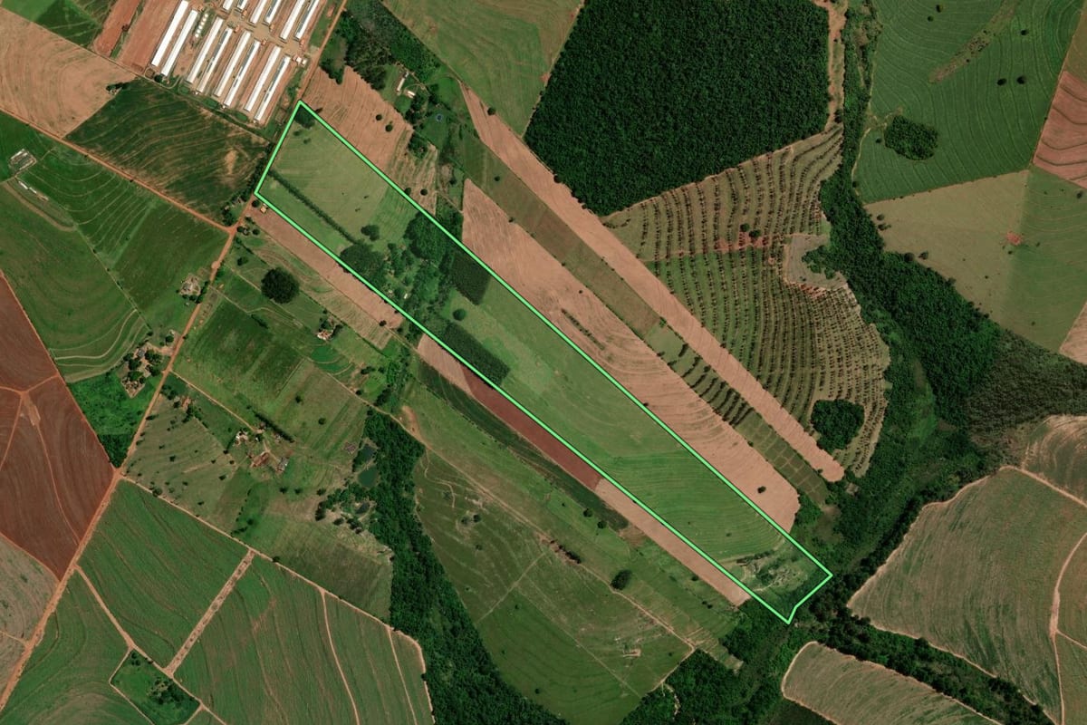 Imagem de satélite do imóvel rural em Rondon (PR), com o contorno declarado no CAR desenhado por cima.