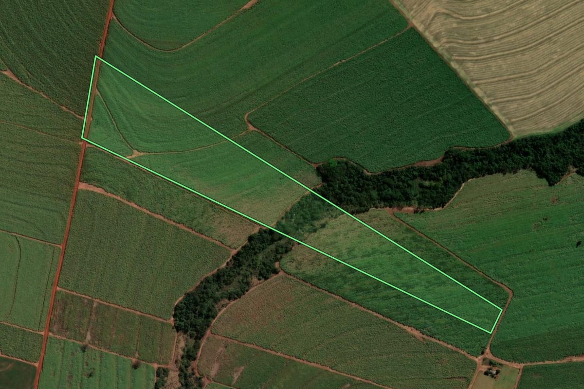 Imagem de satélite do imóvel rural em Rondon (PR), com o contorno declarado no CAR desenhado por cima.