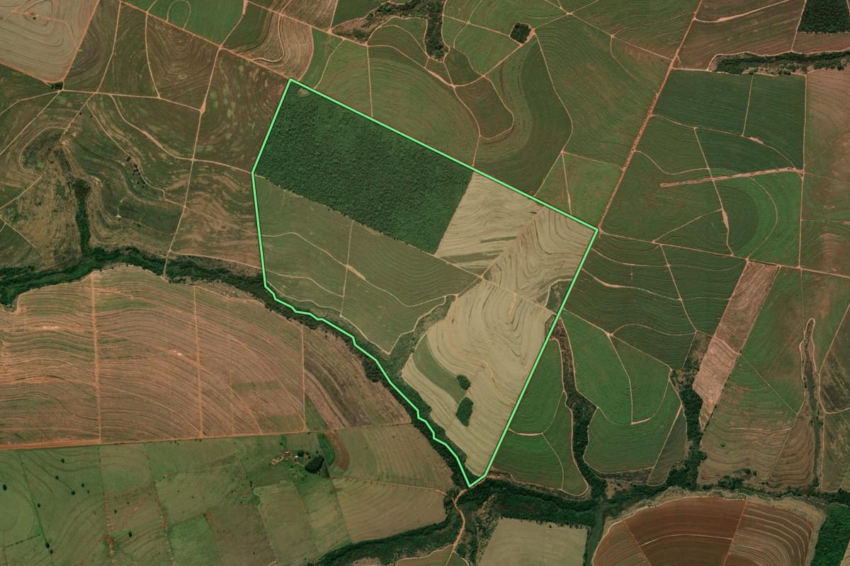 Imagem de satélite do imóvel rural em Rondon (PR), com o contorno declarado no CAR desenhado por cima.