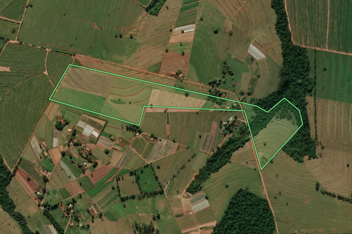 Imagem de satélite do imóvel rural em Rondon (PR), com o contorno declarado no CAR desenhado por cima.