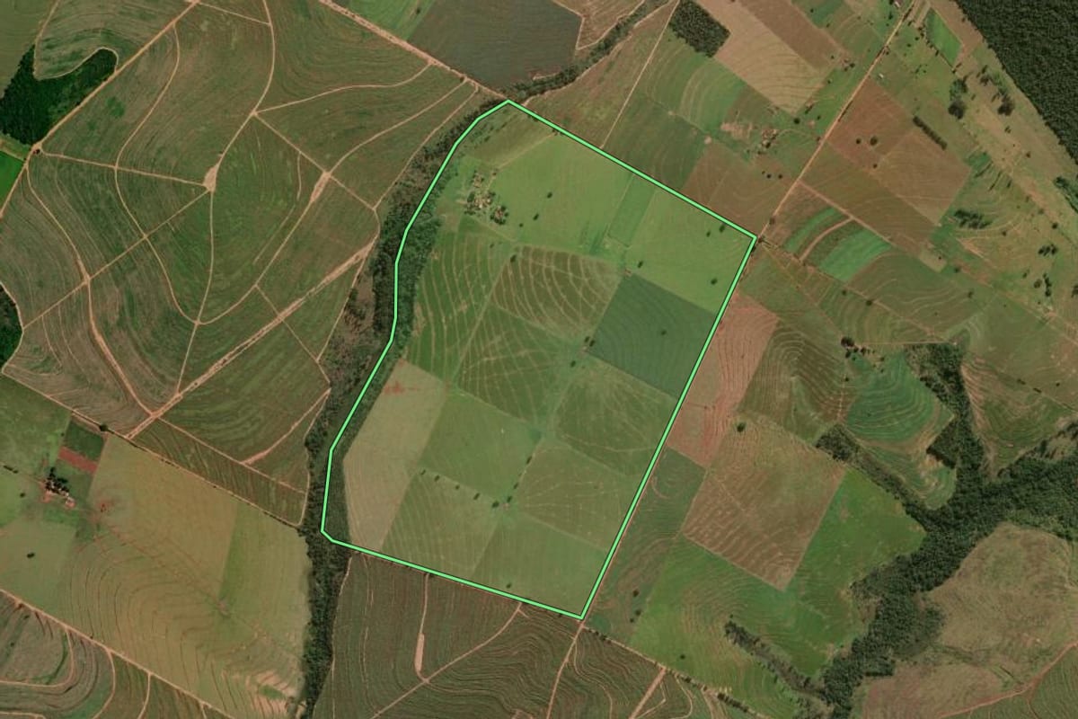 Imagem de satélite do imóvel rural em Rondon (PR), com o contorno declarado no CAR desenhado por cima.