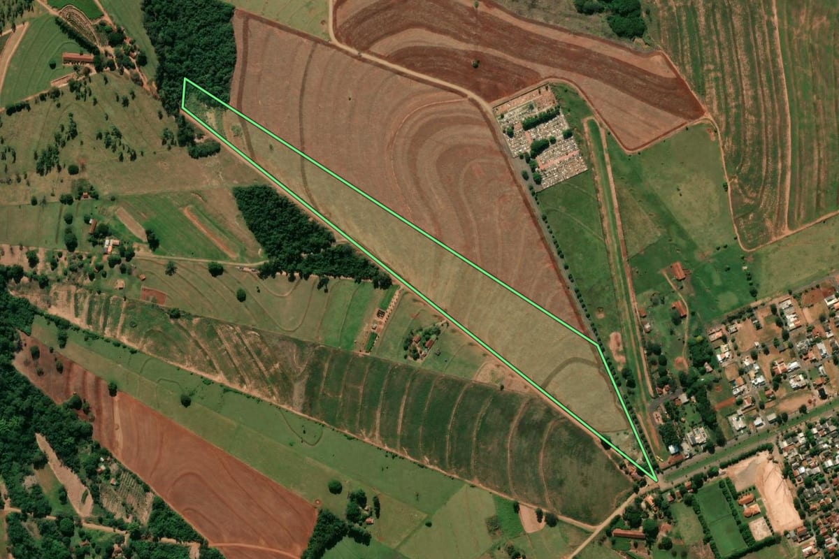 Imagem de satélite do imóvel rural em Rondon (PR), com o contorno declarado no CAR desenhado por cima.