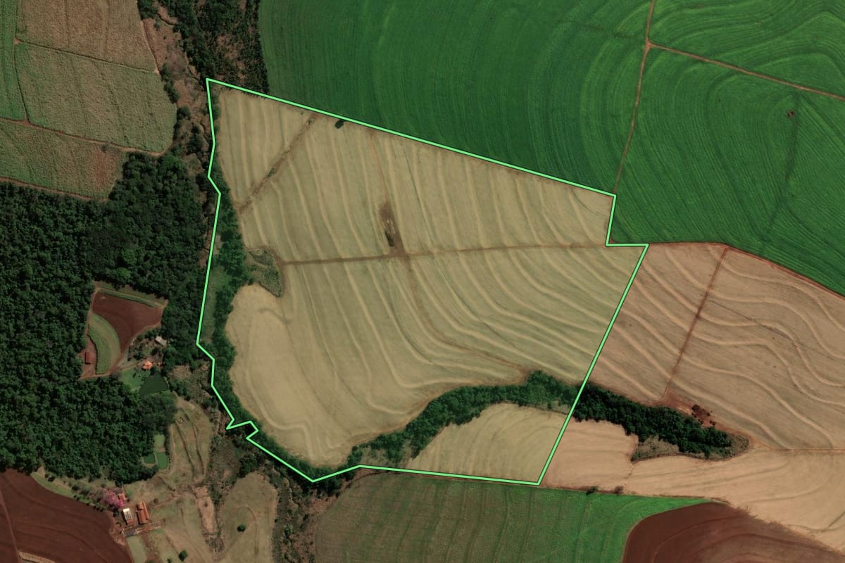 Imagem de satélite do imóvel rural em Rondon (PR), com o contorno declarado no CAR desenhado por cima.