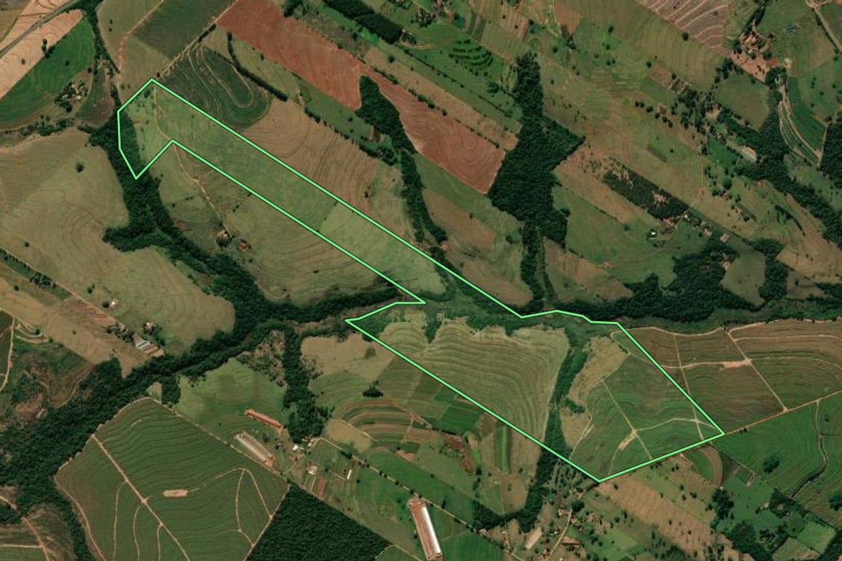 Imagem de satélite do imóvel rural em Rondon (PR), com o contorno declarado no CAR desenhado por cima.