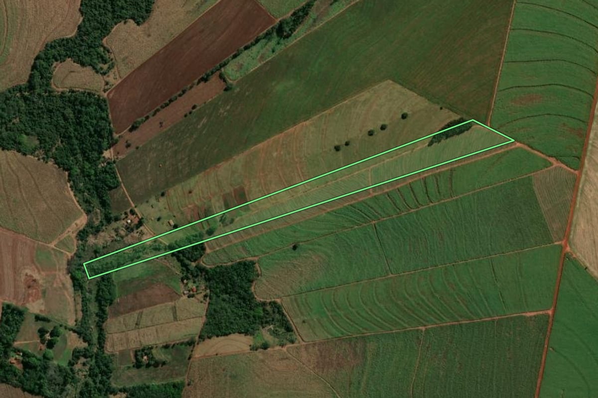 Imagem de satélite do imóvel rural em Rondon (PR), com o contorno declarado no CAR desenhado por cima.