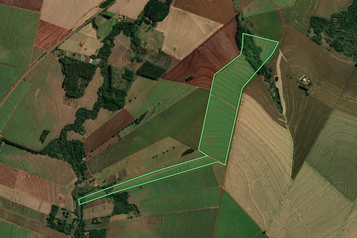 Imagem de satélite do imóvel rural em Rondon (PR), com o contorno declarado no CAR desenhado por cima.