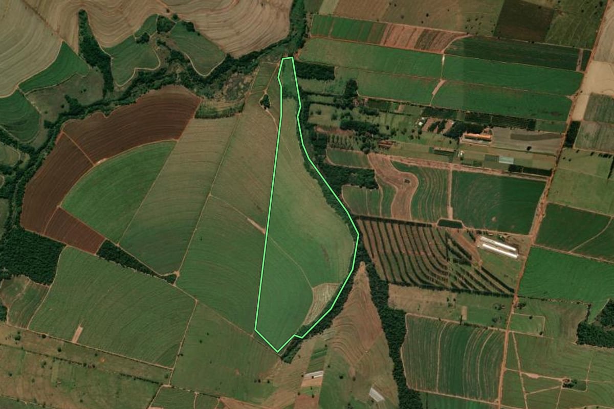 Imagem de satélite do imóvel rural em Rondon (PR), com o contorno declarado no CAR desenhado por cima.