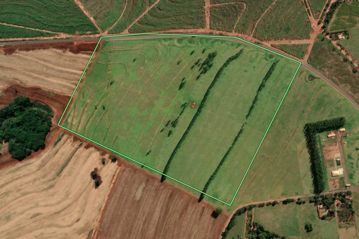 Imagem de satélite do imóvel rural em Rondon (PR), com o contorno declarado no CAR desenhado por cima.