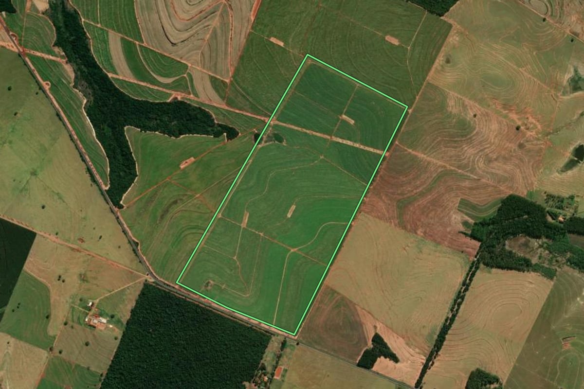 Imagem de satélite do imóvel rural em Rondon (PR), com o contorno declarado no CAR desenhado por cima.
