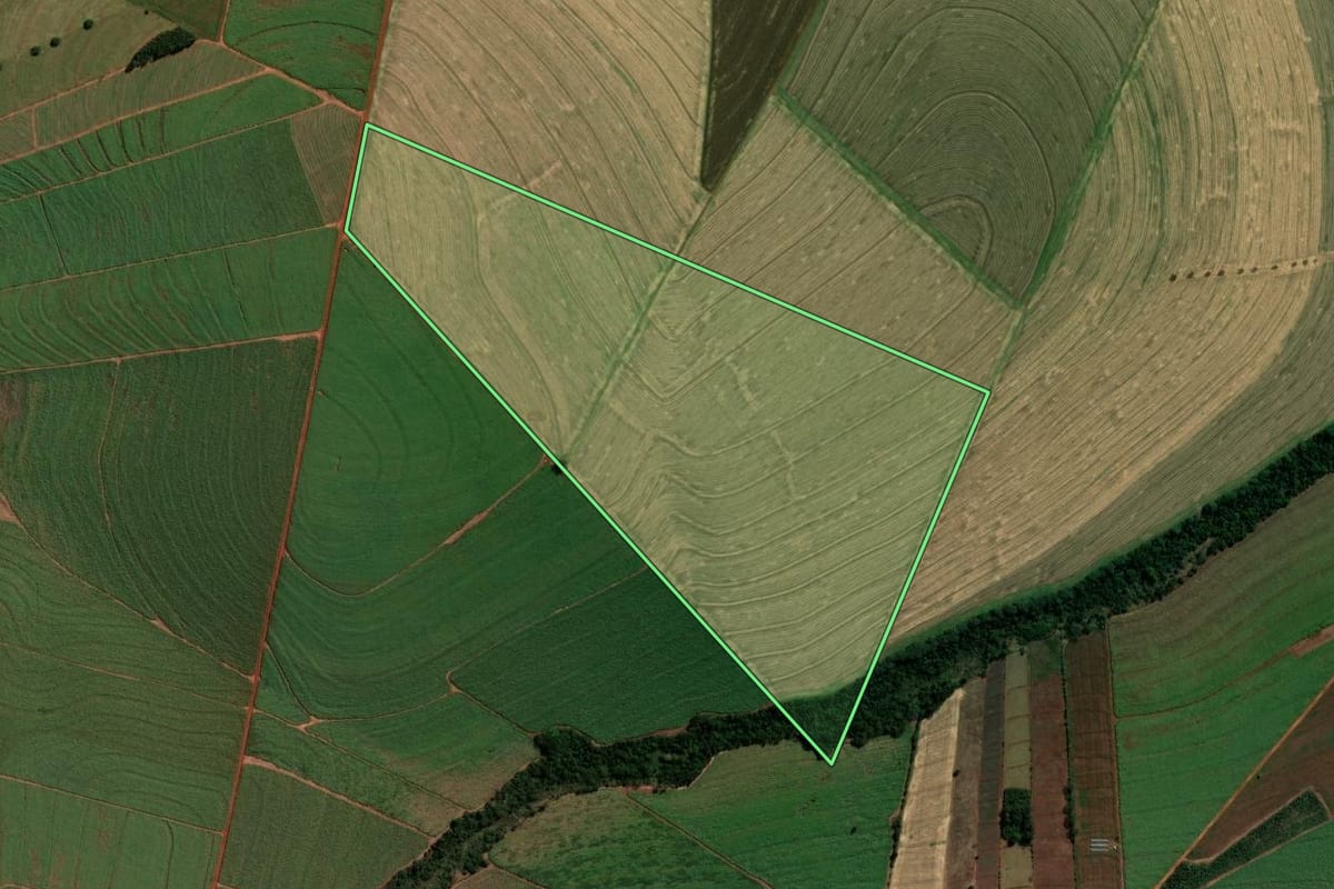 Imagem de satélite do imóvel rural em Rondon (PR), com o contorno declarado no CAR desenhado por cima.