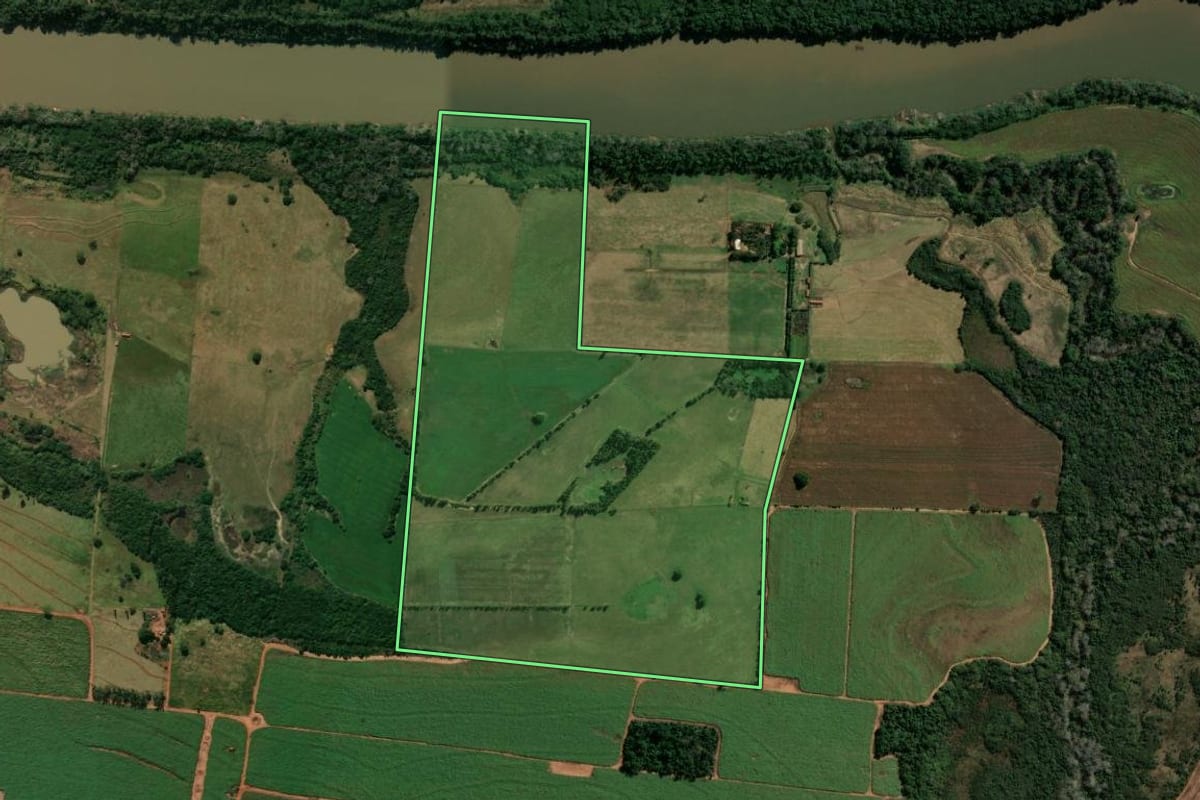 Imagem de satélite do imóvel rural em Rondon (PR), com o contorno declarado no CAR desenhado por cima.