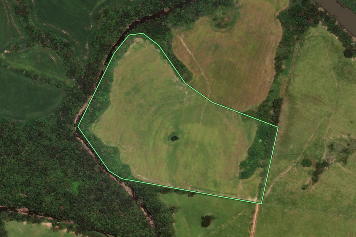 Imagem de satélite do imóvel rural em Rosário do Ivaí (PR), com o contorno declarado no CAR desenhado por cima.