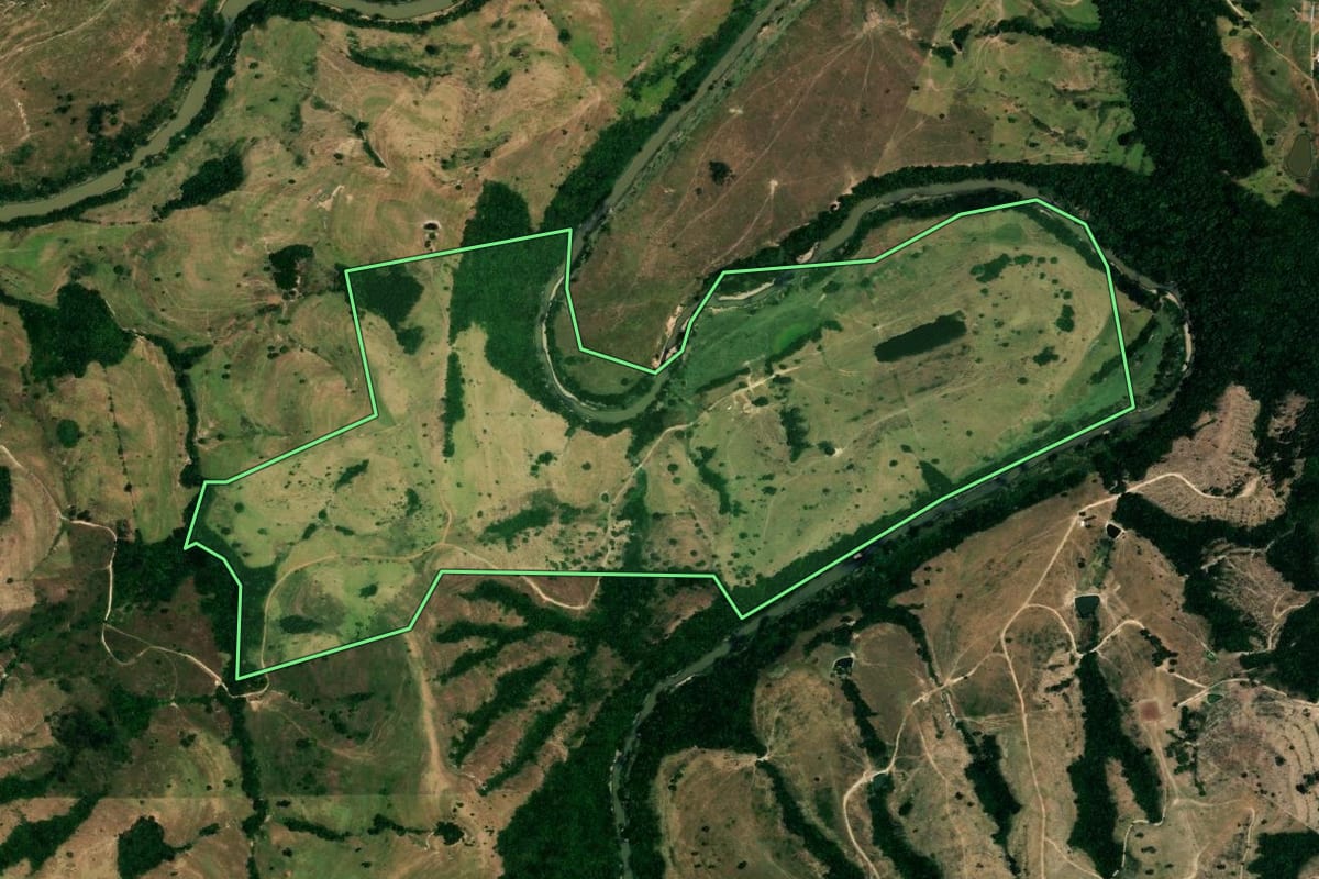 Imagem de satélite do imóvel rural em Rosário do Ivaí (PR), com o contorno declarado no CAR desenhado por cima.