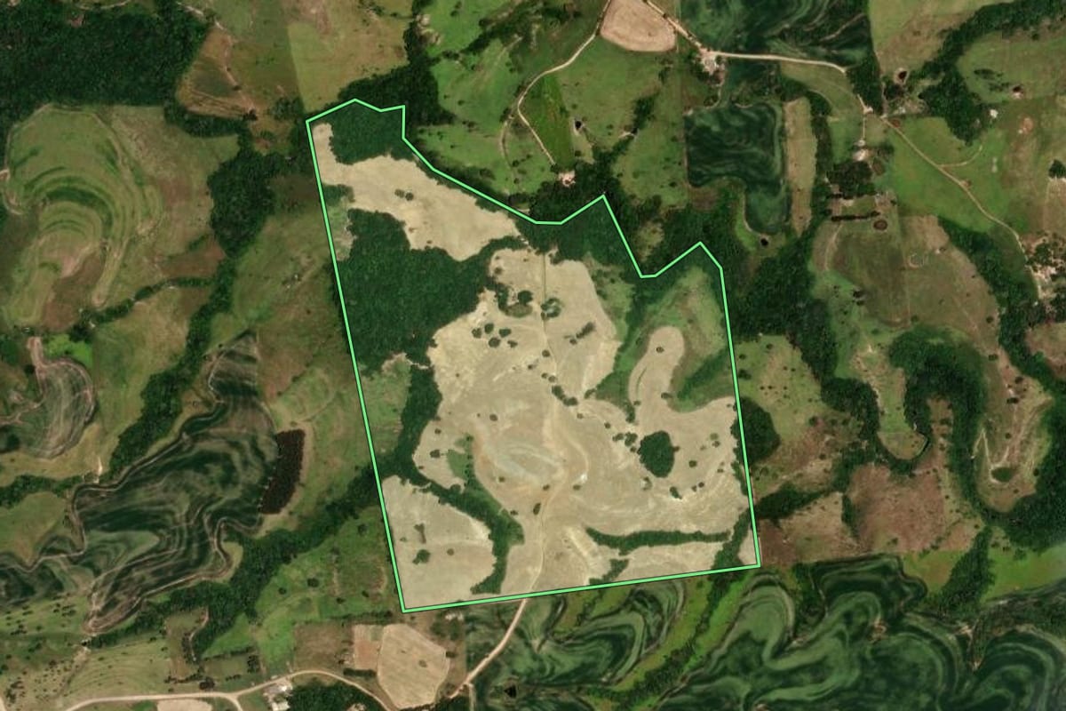 Imagem de satélite do imóvel rural em Rosário do Ivaí (PR), com o contorno declarado no CAR desenhado por cima.