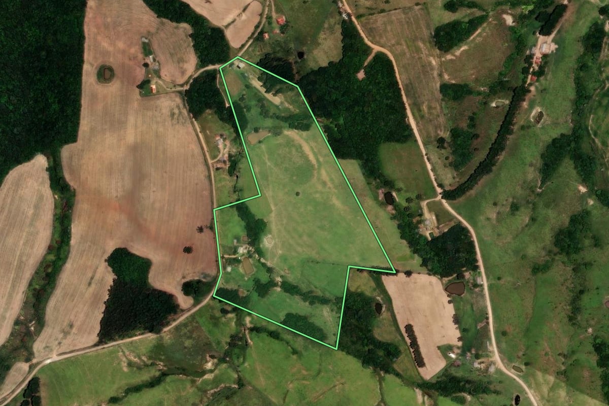Imagem de satélite do imóvel rural em Rosário do Ivaí (PR), com o contorno declarado no CAR desenhado por cima.