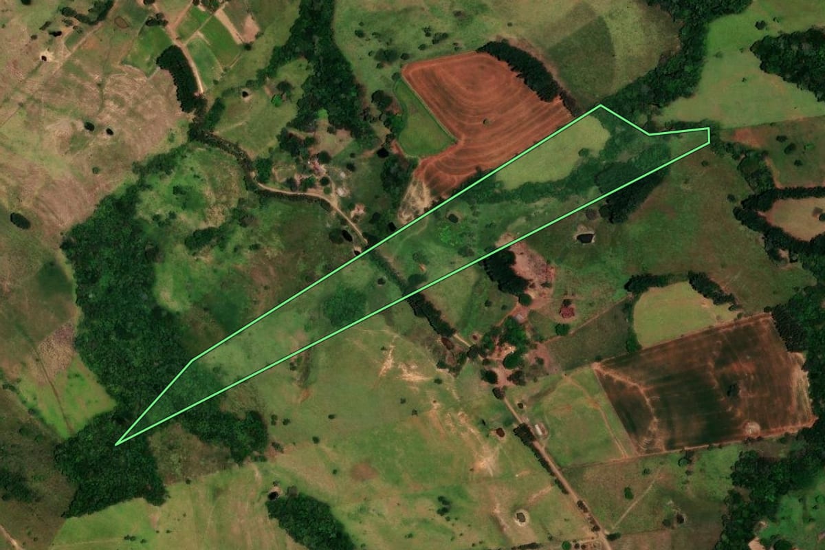 Imagem de satélite do imóvel rural em Rosário do Ivaí (PR), com o contorno declarado no CAR desenhado por cima.