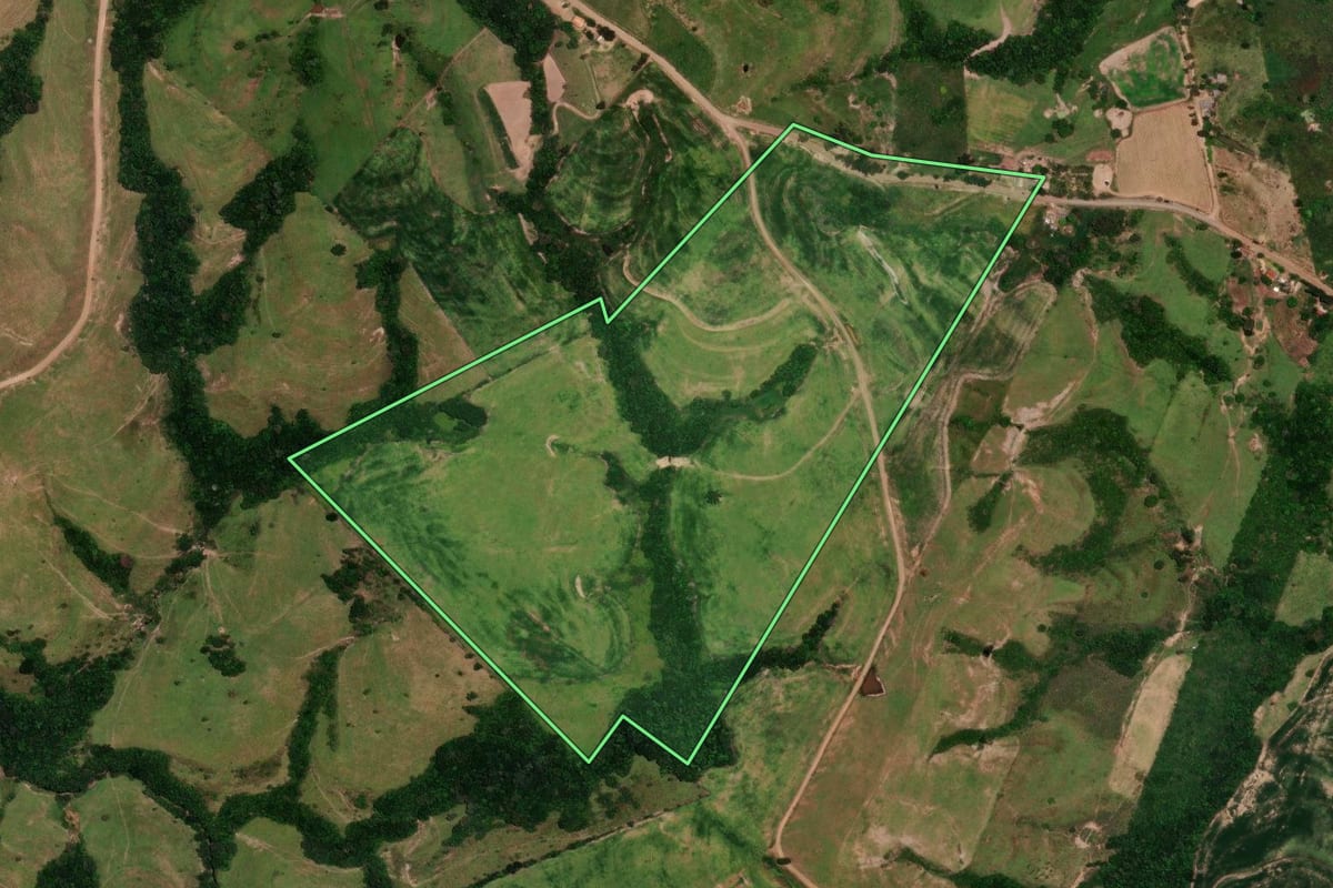 Imagem de satélite do imóvel rural em Rosário do Ivaí (PR), com o contorno declarado no CAR desenhado por cima.