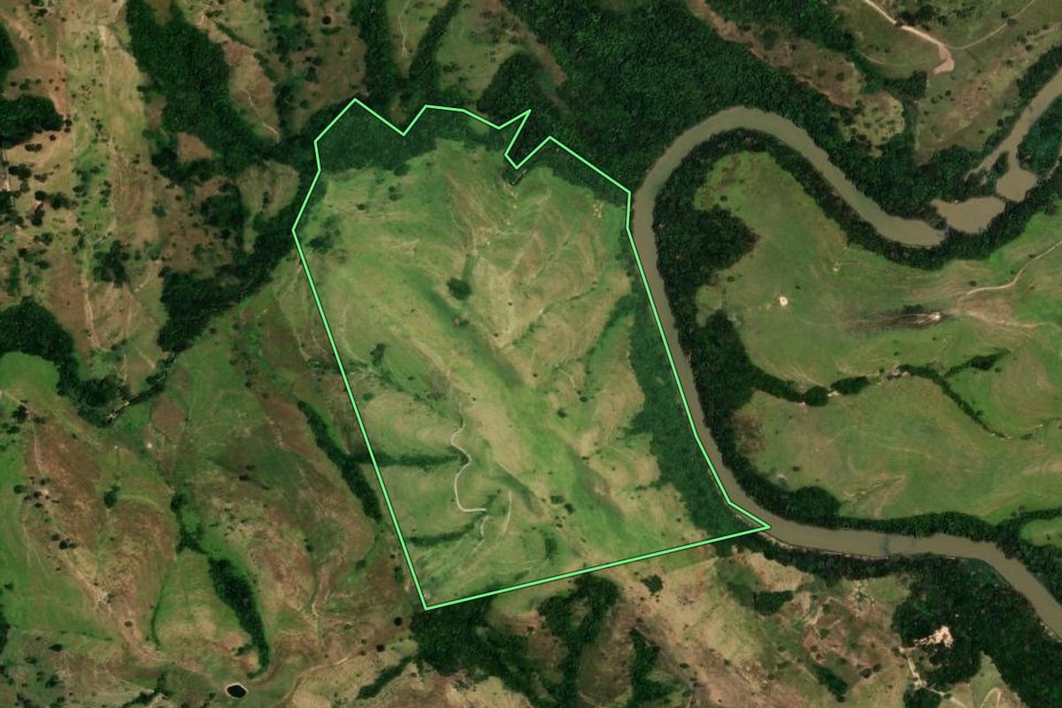 Imagem de satélite do imóvel rural em Rosário do Ivaí (PR), com o contorno declarado no CAR desenhado por cima.