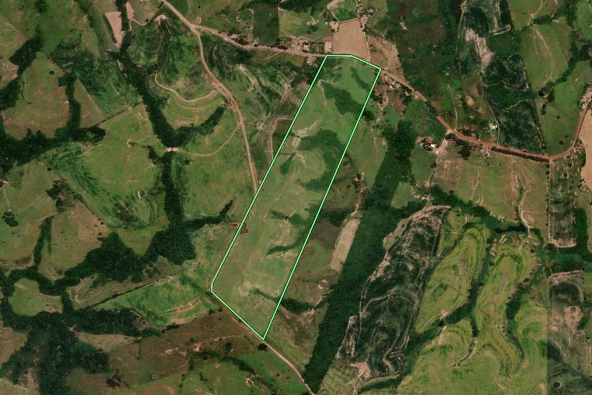 Imagem de satélite do imóvel rural em Rosário do Ivaí (PR), com o contorno declarado no CAR desenhado por cima.