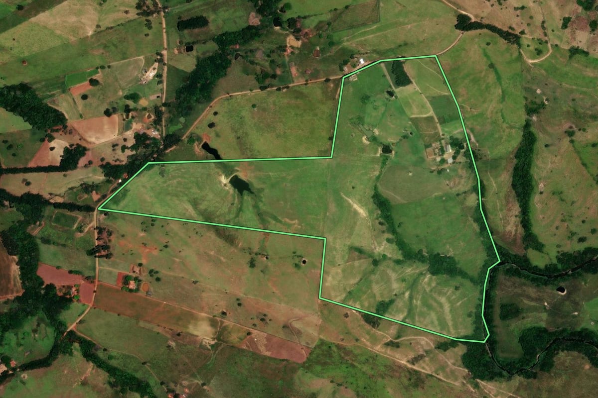 Imagem de satélite do imóvel rural em Rosário do Ivaí (PR), com o contorno declarado no CAR desenhado por cima.