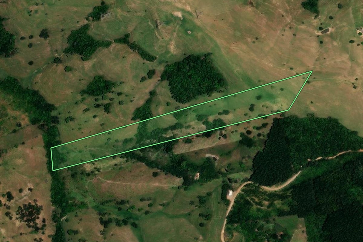 Imagem de satélite do imóvel rural em Rosário do Ivaí (PR), com o contorno declarado no CAR desenhado por cima.