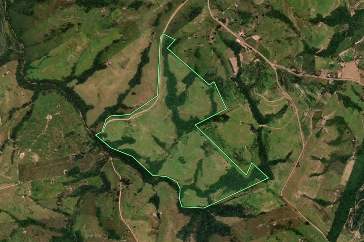 Imagem de satélite do imóvel rural em Rosário do Ivaí (PR), com o contorno declarado no CAR desenhado por cima.