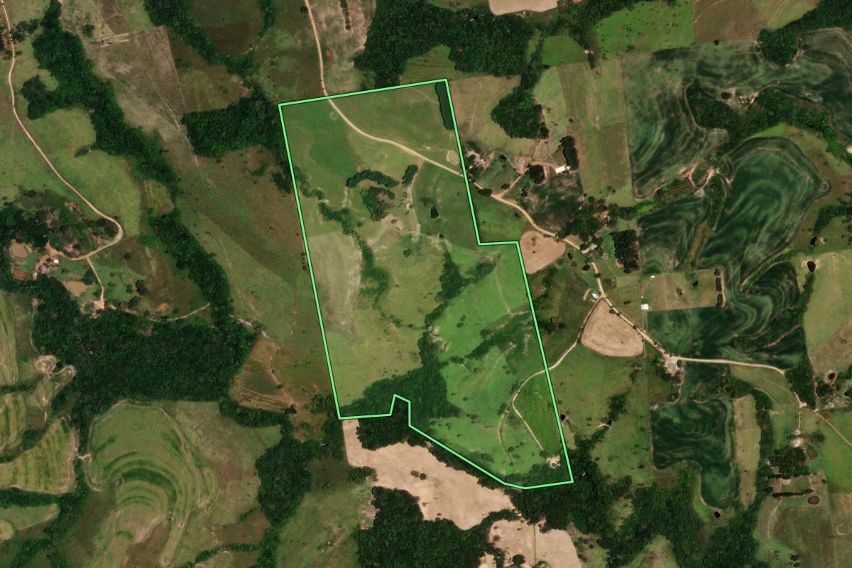 Imagem de satélite do imóvel rural em Rosário do Ivaí (PR), com o contorno declarado no CAR desenhado por cima.