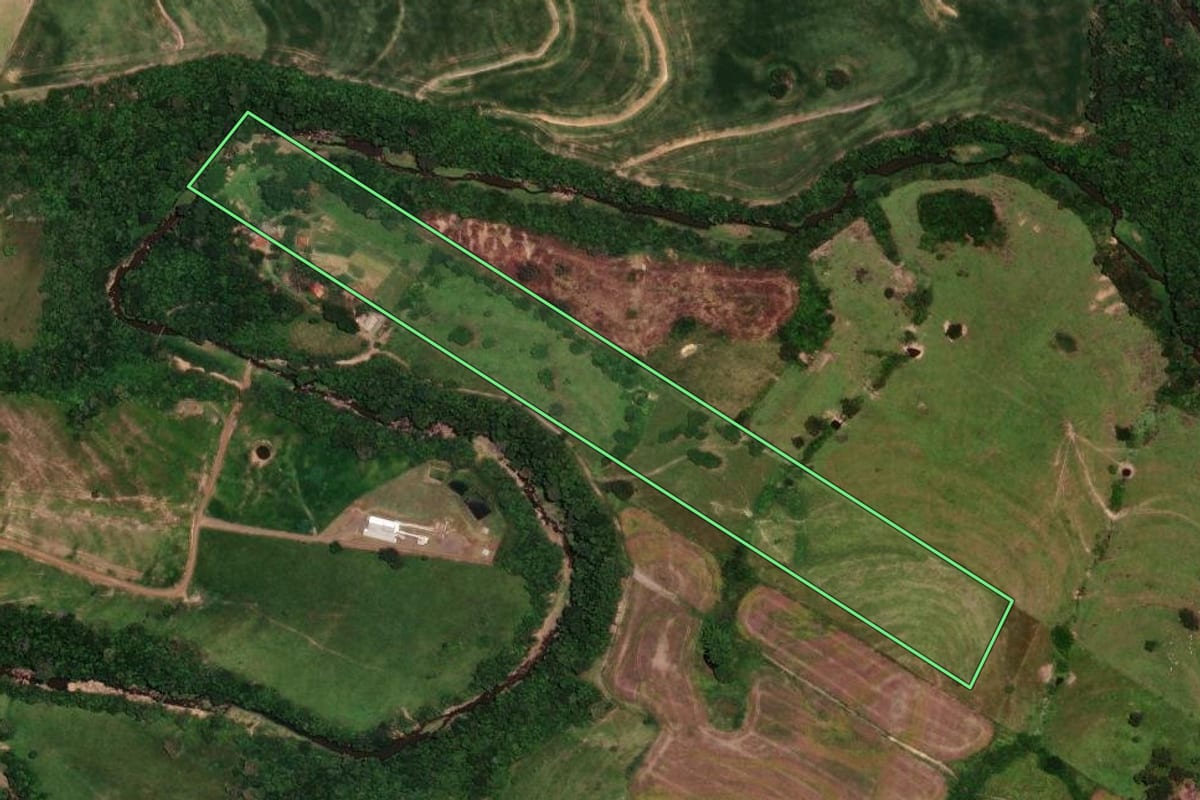Imagem de satélite do imóvel rural em Rosário do Ivaí (PR), com o contorno declarado no CAR desenhado por cima.