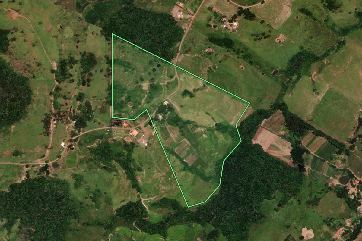 Imagem de satélite do imóvel rural em Rosário do Ivaí (PR), com o contorno declarado no CAR desenhado por cima.
