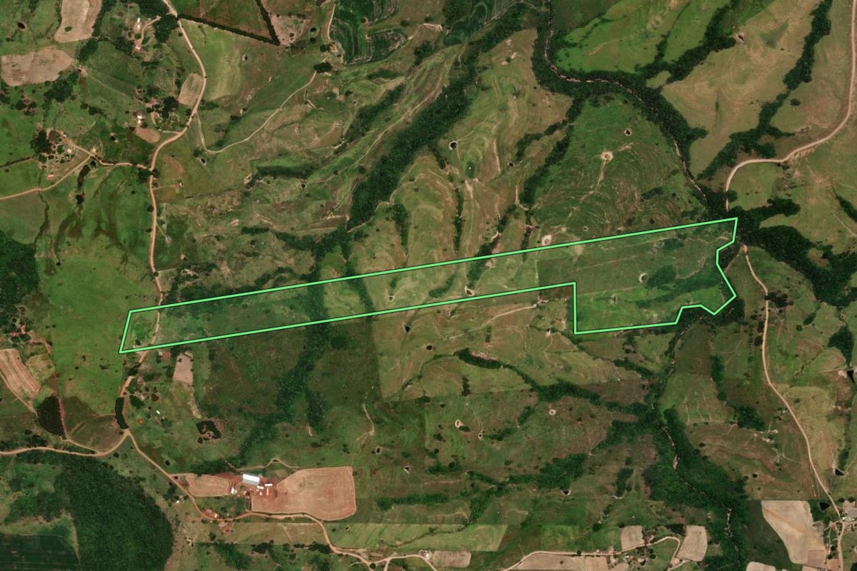 Imagem de satélite do imóvel rural em Rosário do Ivaí (PR), com o contorno declarado no CAR desenhado por cima.