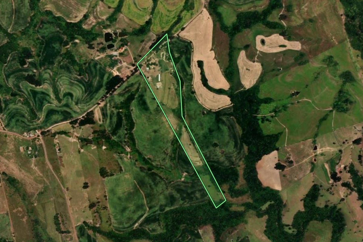 Imagem de satélite do imóvel rural em Rosário do Ivaí (PR), com o contorno declarado no CAR desenhado por cima.