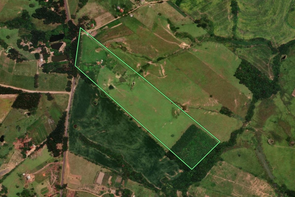Imagem de satélite do imóvel rural em Rosário do Ivaí (PR), com o contorno declarado no CAR desenhado por cima.