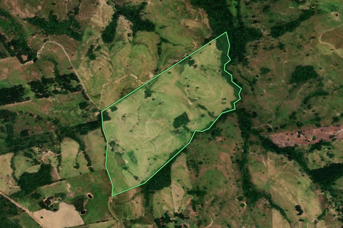 Imagem de satélite do imóvel rural em Rosário do Ivaí (PR), com o contorno declarado no CAR desenhado por cima.