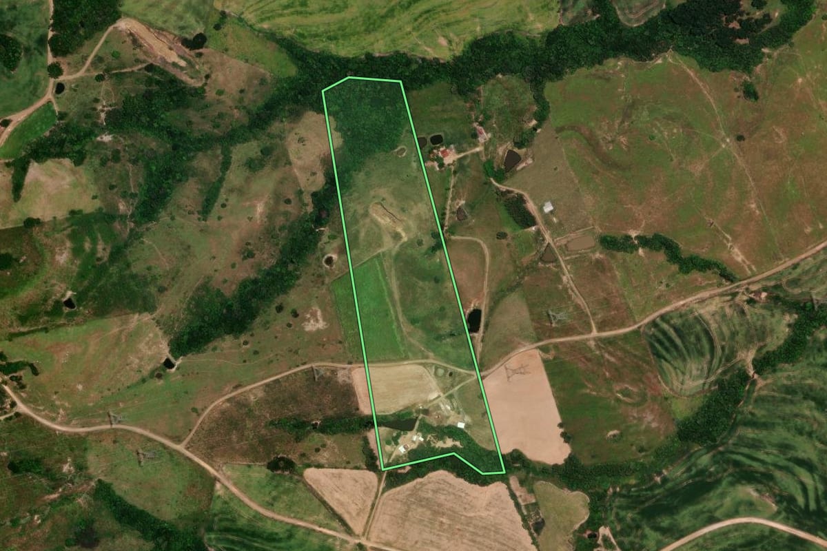 Imagem de satélite do imóvel rural em Rosário do Ivaí (PR), com o contorno declarado no CAR desenhado por cima.