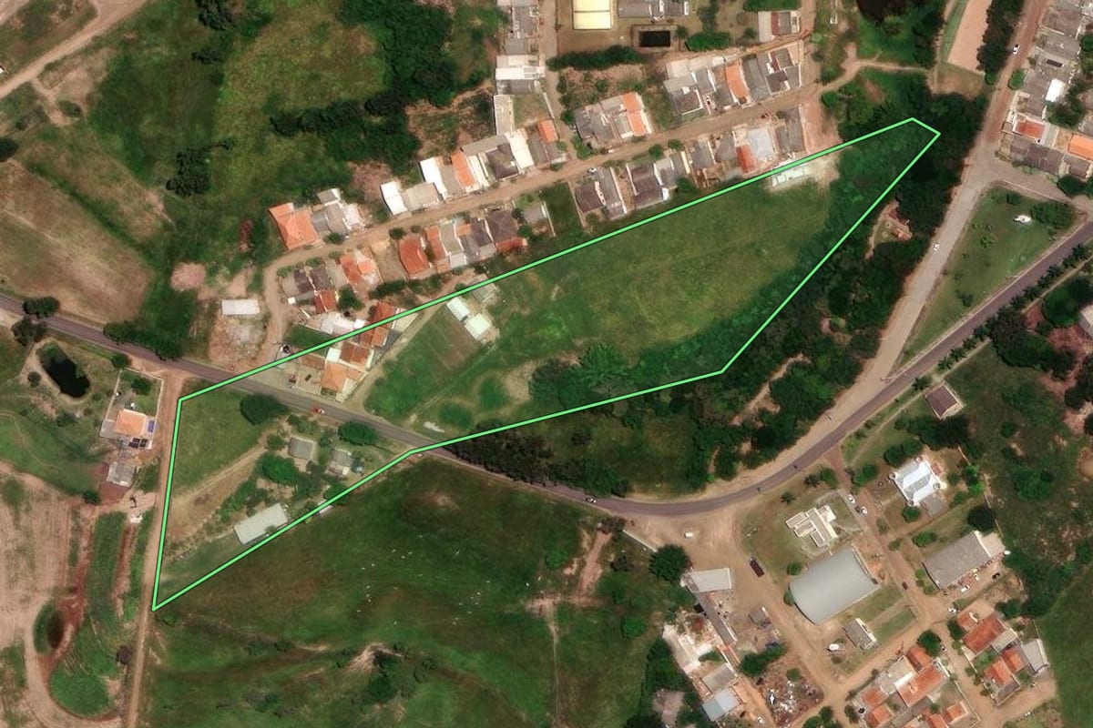 Imagem de satélite do imóvel rural em Rosário do Ivaí (PR), com o contorno declarado no CAR desenhado por cima.