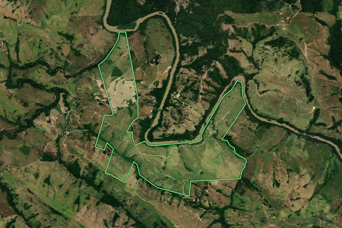 Imagem de satélite do imóvel rural em Rosário do Ivaí (PR), com o contorno declarado no CAR desenhado por cima.