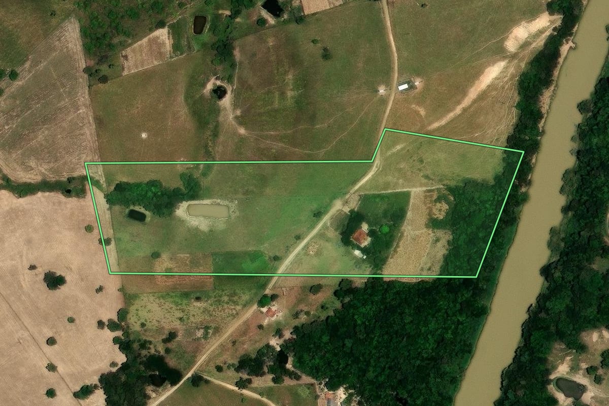 Imagem de satélite do imóvel rural em Rosário do Ivaí (PR), com o contorno declarado no CAR desenhado por cima.