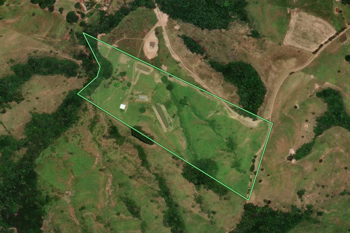 Imagem de satélite do imóvel rural em Rosário do Ivaí (PR), com o contorno declarado no CAR desenhado por cima.