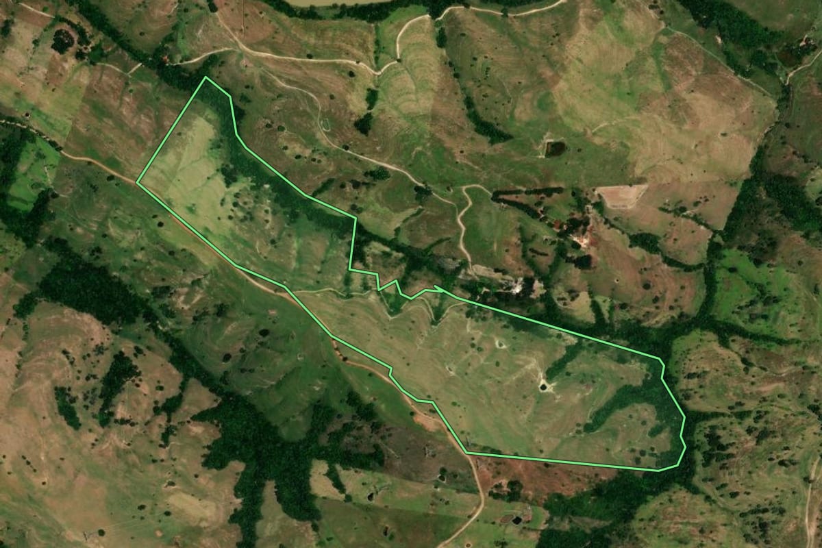 Imagem de satélite do imóvel rural em Rosário do Ivaí (PR), com o contorno declarado no CAR desenhado por cima.