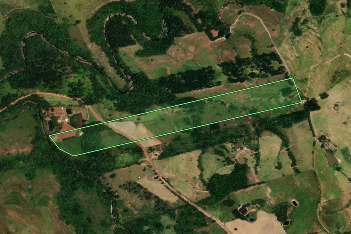Imagem de satélite do imóvel rural em Rosário do Ivaí (PR), com o contorno declarado no CAR desenhado por cima.