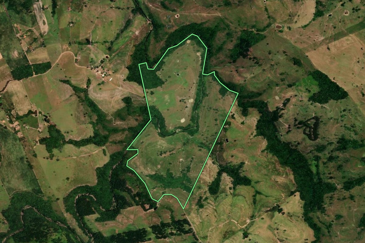 Imagem de satélite do imóvel rural em Rosário do Ivaí (PR), com o contorno declarado no CAR desenhado por cima.